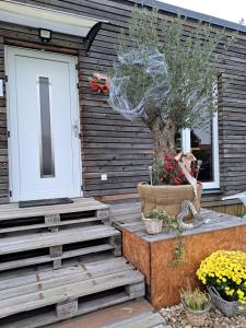 una casa con una puerta y un árbol en el porche en Domeček Sára, en Mohelnice