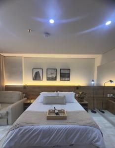 ein Schlafzimmer mit einem großen Bett und einem Tablett darauf in der Unterkunft Flat em Itaipava! in Araras Petropolis + 55 Fotos