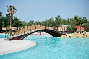 Bazén v ubytování Happy Camp Mobile Homes in Torre Rinalda nebo v jeho okolí