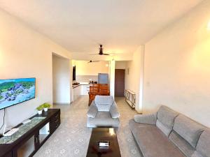 Η κουζίνα ή μικρή κουζίνα στο Chic 1BHK Goan Retreat with Balcony, Pool & Amenities - Close to Candolim Beach