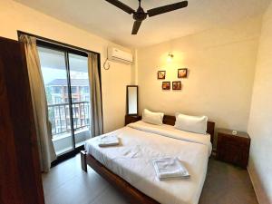 Ένα ή περισσότερα κρεβάτια σε δωμάτιο στο Chic 1BHK Goan Retreat with Balcony, Pool & Amenities - Close to Candolim Beach +38 φωτογραφίες