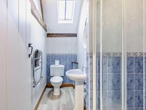 A bathroom at The Milking Parlour - Cottage within farm grounds