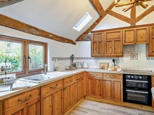 A kitchen or kitchenette at The Milking Parlour - Cottage within farm grounds