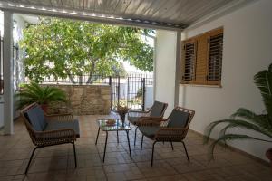d'un patio avec des chaises et une table. dans l'établissement Omodos Serenity House, à Omodos