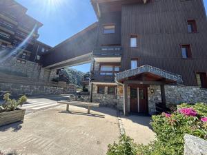 a building with a bench in front of it at Studio confortable, casier à ski, proche pistes, Méribel - FR-1-355-164 in Les Allues