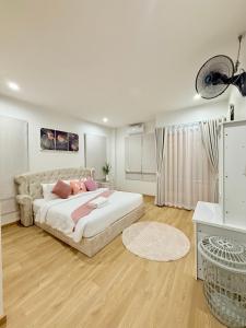a bedroom with a large bed in a room at Litha Homestay HatYai in Sathani Khlong Rian