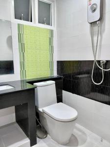 a bathroom with a toilet and a sink at Litha Homestay HatYai in Sathani Khlong Rian +27 photos