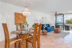 WailukuにあるKanai A Nalu 211 · KAN 211 Remodeled OceanFront 2BD for Whale Waのテーブルと椅子のあるダイニングルーム