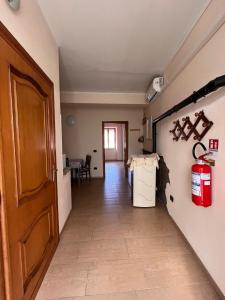 a hallway with a door and a table in a room at Casa Vacanze DEFUK in Montefiascone