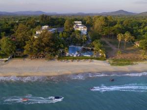 een luchtfoto van een strand met een boot in het water bij Novotel Rayong Rim Pae Resort in Klaeng