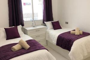 deux lits côte à côte dans une chambre dans l'établissement 2 Bed Apartment Sleeps 6 -Public pool and Patio, à La Cala de Mijas