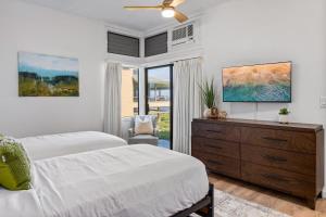 カハナにあるKapalua Ridge Villas 1612 · KRV 1612 Remodeled Kapalua Villa w Oの白いベッドルーム(ベッド2台、ドレッサー付) +48枚の写真