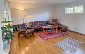 Un lugar para sentarse en Nice Home In Eksjö With Sauna