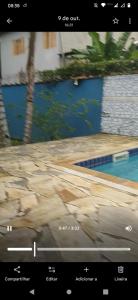 a screenshot of a tv screen with a picture of a pool at Casa tranquila Itanhaém in Itanhaém