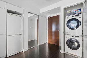 eine Waschküche mit Waschmaschine und Trockner in der Unterkunft Trendy 1BR Condo Free Parking Downtown Toronto in Toronto + 24 Fotos
