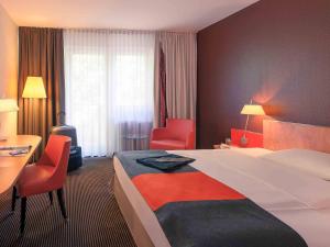 Ένα ή περισσότερα κρεβάτια σε δωμάτιο στο Mercure Residenz Frankfurt Messe