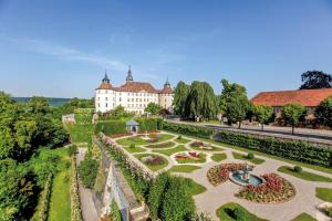 una vista aérea de un jardín frente a un castillo en Schlossbrauerei Langenburg, en Langenburg