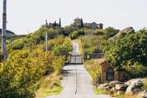 トビリシにあるCamp Hotel Pura Vidaの城を背景にした丘の上の小道