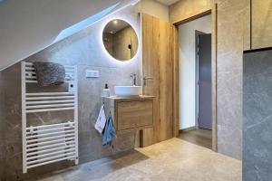 un baño con lavabo y espejo en Le Hahnenberg - la Maison des Vignerons, en Orschwiller