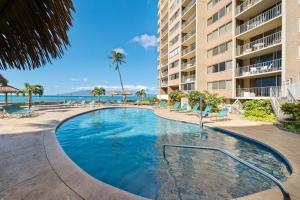 una piscina frente a un edificio en Royal Kahana 909 · RK 909 OceanFront Condo w Beautiful Ocean Vie, en Kahana