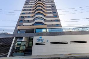 a large building with a nivegas survey sign on it at Edifício Mosaico do Mar - Seu Refugio na Praia da Jatiúca in Maceió