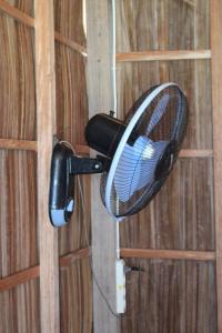 Una raqueta de tenis colgada en una puerta de madera. en Maricho Homestay, en Besir