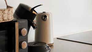 a coffee machine sitting next to a coffee maker at Gemütliches Ferienapartment Für jedes Budget in Horhausen