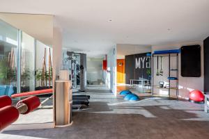 a room with a gym with red and blue balls at Eurostars Atlántida in Santa Cruz de Tenerife