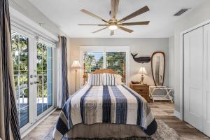 une chambre avec un lit et un ventilateur de plafond dans l'établissement Historic Charm & Walkable Waterfront, with Heated Pool - Ponce Pointe - Roelens, à Punta Gorda 54 autres photos
