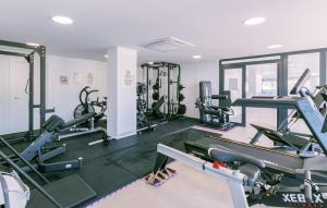 ein Fitnessstudio mit Laufbändern und Geräten in einem Raum in der Unterkunft Lovely Apartment In Torremolinos in Torremolinos + 17 Fotos