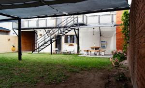 a patio with a table and a staircase in a building at AMALIA departamentos in San Rafael