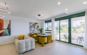 ein Wohnzimmer mit einem Tisch und gelben Stühlen in der Unterkunft Lovely Apartment In Torremolinos in Torremolinos