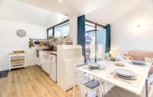 Η κουζίνα ή μικρή κουζίνα στο Maison Accès Plage Direct