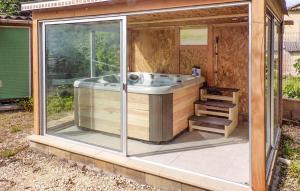 un bain à remous à l'intérieur d'une maison en bois dans l'établissement Gorgeous Home In Les Mages, à Les Mages 28 autres photos