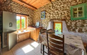 une cuisine et une salle à manger avec une table et un réfrigérateur dans l'établissement Gorgeous Home In Les Mages, à Les Mages