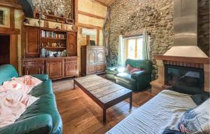 un salon avec un canapé et une cheminée dans l'établissement Gorgeous Home In Les Mages, à Les Mages