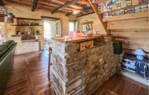 un bar dans une pièce avec un mur en pierre dans l'établissement Gorgeous Home In Les Mages, à Les Mages