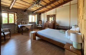 une chambre avec un lit et une table dans une pièce dans l'établissement Gorgeous Home In Les Mages, à Les Mages