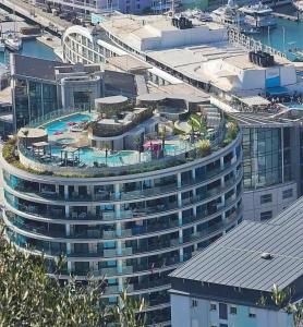 ジブラルタルにあるSuite apartamentsのプールのある大きな建物の上空からの眺め