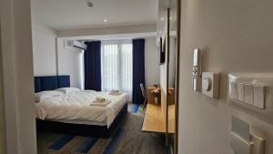 een kleine kamer met een bed en een raam bij Motel Brist in Zenica