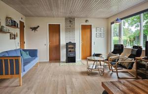 Hejlsmindeにある2 Bedroom Awesome Home In Hejlsの青いソファとテーブルのあるリビングルーム