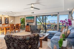 una sala de estar con un sofá y una mesa en Kaanapali Plantation 18 · KPL 18: Ocean views, beach nearby, com, en Lahaina