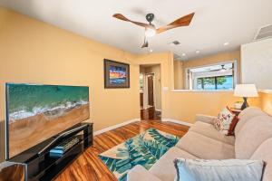Una sala de estar con un sofá y un televisor de pantalla plana. en Kaanapali Plantation 18 · KPL 18: Ocean views, beach nearby, com, en Lahaina