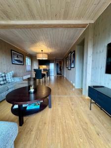 un salon avec une table et un canapé dans l'établissement Fantastisk utsikt i Hemsedal med ski in og ski ut, à Fausko