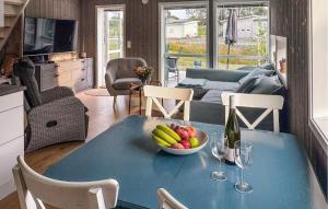 einen blauen Tisch mit einer Schale Obst darauf im Wohnzimmer in der Unterkunft 4 Bedroom Lovely Home In Færvik in Gjerstad