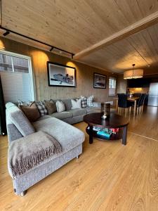 un salon avec un canapé et une table dans l'établissement Fantastisk utsikt i Hemsedal med ski in og ski ut, à Fausko