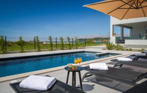 Una piscina con sillas y una mesa con bebidas. en Stunning Home In Ljubacki Stanovi, en Ljubač