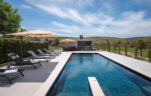 Una piscina con sillas y sombrillas al lado de una casa. en Stunning Home In Ljubacki Stanovi, en Ljubač 48 fotos más