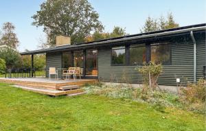VejbyにあるAmazing Home In Vejby With Wifiのデッキと芝生のある黒いモジュラー住宅