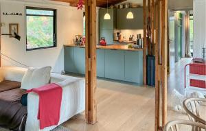 VejbyにあるAmazing Home In Vejby With Wifiのソファとキッチンのあるリビングルーム